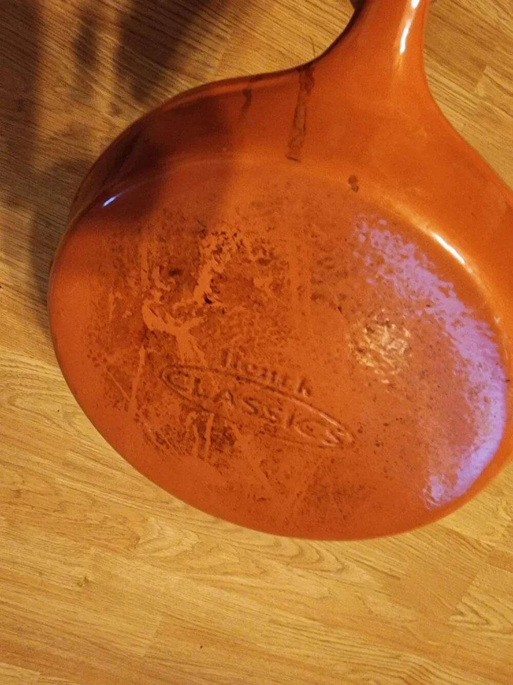 Round enameled cast iron skillet 10 inches with handle